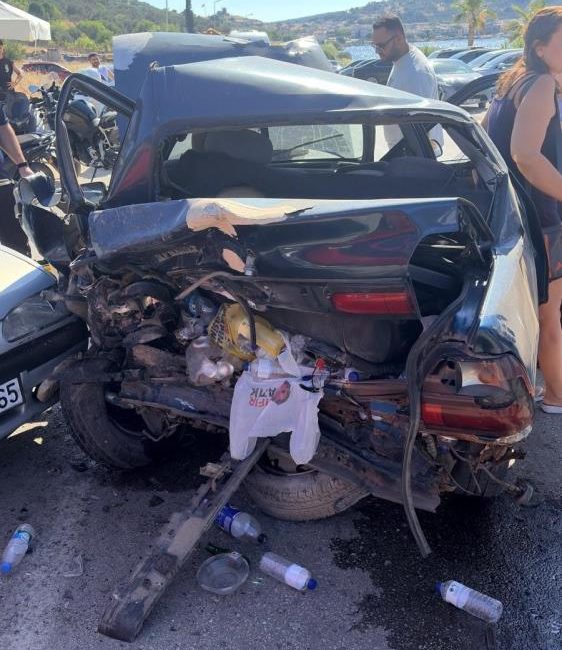 Ayvalık’ta feci kaza: 6 yaralı Ayvalık’ta kontrolden otomobilin 4 araca ve yayalara çarpması sonucu meydana