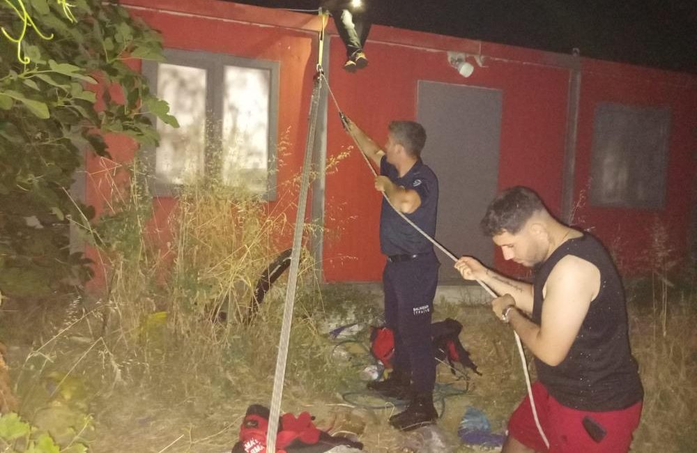 Balıkesir’de iş yerinin kuyusuna düşen yavru kedi itfaiye eri tarafından