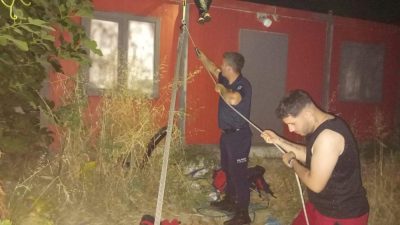Balıkesir’de iş yerinin kuyusuna düşen yavru kedi itfaiye eri tarafından