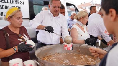 Ayvalık Belediyesi, Muharrem Ayı dolayısıyla düzenlediği etkinlikte Cumhuriyet Meydanı’nda binlerce