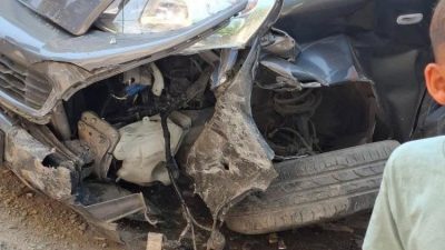 Erdek’te kontrolden çıkan otomobilin park halindeki araçlara, elektrik trafosu ile