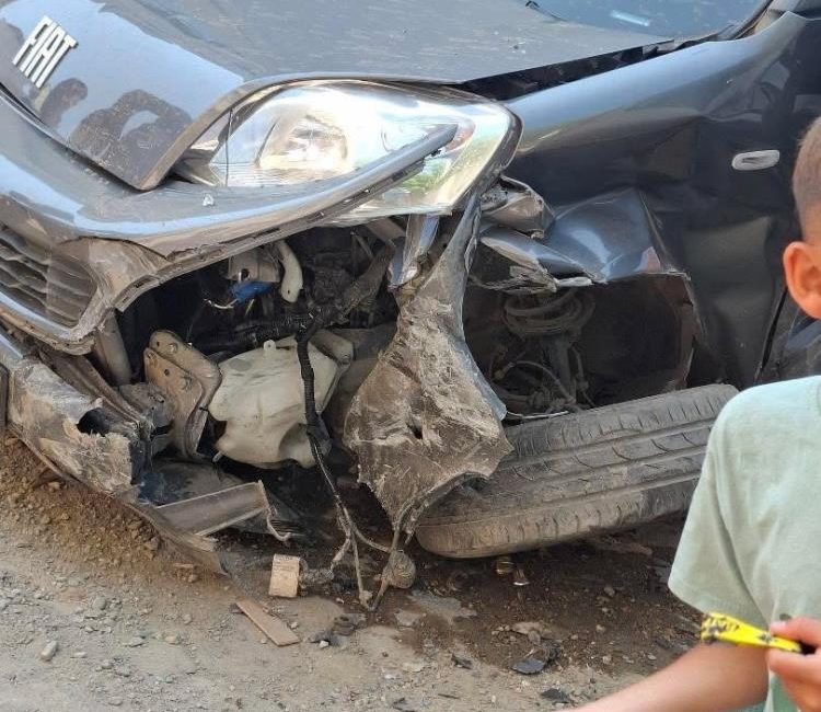 94 yaşındaki sürücü park halindeki araçlara çarptı Erdek’te kontrolden çıkan otomobilin park halindeki araçlara, elektrik trafosu ile