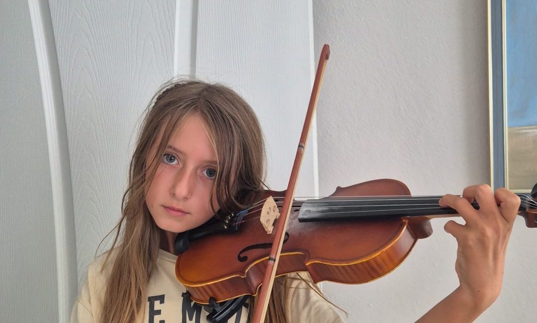 Bandırma’da yaşayan 10 yaşındaki Eda Kandemir’in resim ve müzik alanındaki