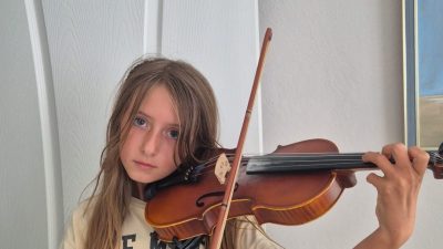 Bandırma’da yaşayan 10 yaşındaki Eda Kandemir’in resim ve müzik alanındaki