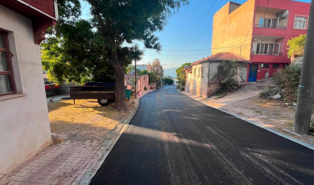 Bandırma’da iki noktada asfalt çalışması sürüyor Edincik ve Yeni Mahalle’de yürütülen yol çalışmaları kapsamında bir noktada
