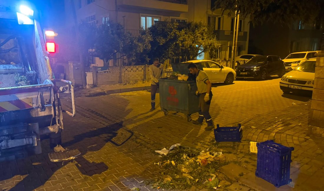 Pazarın ardından sokaklarda kalan atıklar çevreyi rahatsız ediyor Bandırma’da semt pazarlarının kurulmasının ardından bazı bölgelerde ortaya çıkan atık