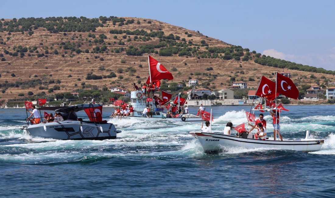 Marmara Adalar’da Zafer Bayramı kutlamaları deniz kortejiyle taçlandı Marmara Adalar’da teknelerin katılımıyla gerçekleştirilen kortejde Türk bayrakları Marmara Denizi’nde