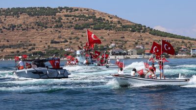 Marmara Adalar’da teknelerin katılımıyla gerçekleştirilen kortejde Türk bayrakları Marmara Denizi’nde
