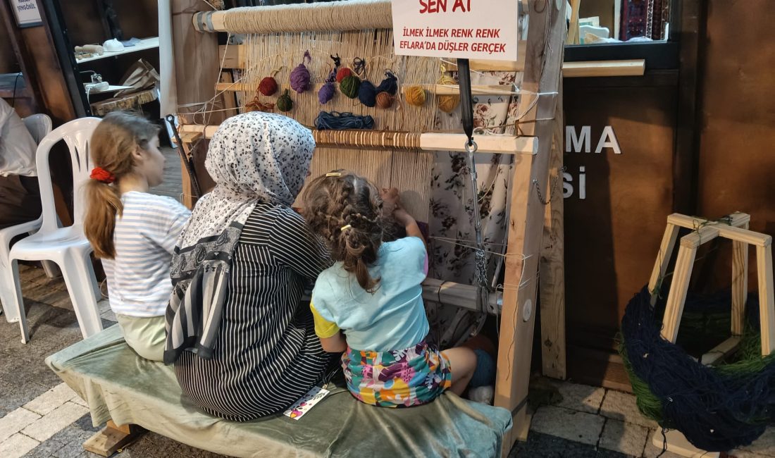 Bir ilmekle binlerce dokunuş: Bandırma Sanat Sokağı El işçiliği ürünlerin sergilendiği, ziyaretçilerin de üretim sürecine dahil olduğu