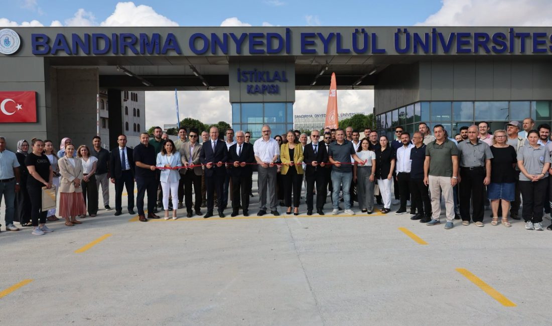 BANÜ’de Ulaşımı Rahatlatacak İstiklal Kapısı Açıldı Yeni kampüs girişinin hizmete alınmasıyla Merkez Yerleşkeye erişimde alternatif oluşturulurken,