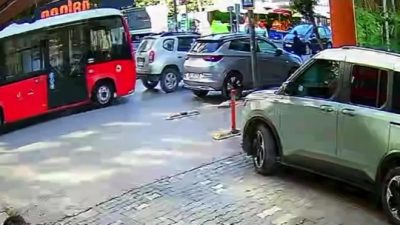 Bandırma’daki kazada araçlarda maddi hasar oluşurken, çarpışma anı iş yerinin