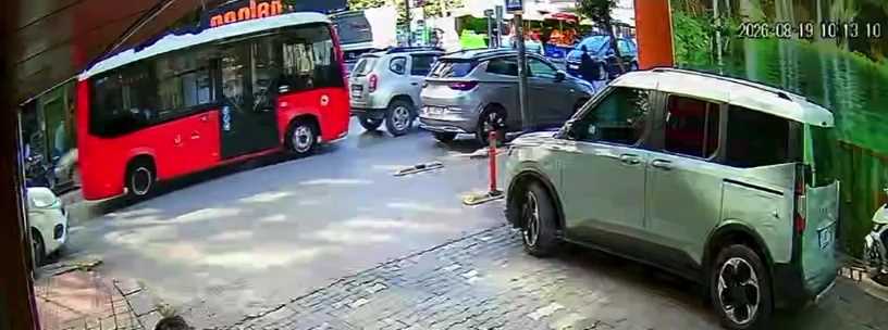 Bandırma’daki kazada araçlarda maddi hasar oluşurken, çarpışma anı iş yerinin