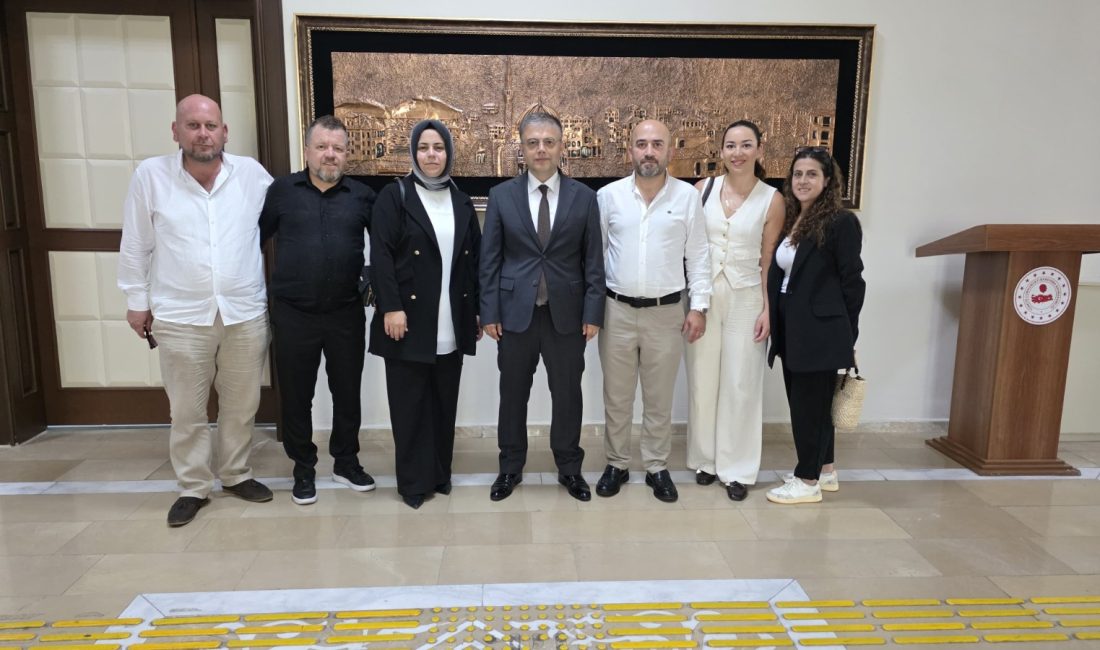 Berberler ve Kuaförler Odası’ndan Kaymakam Öztürk’e ziyaret Bandırma Berberler ve Kuaförler Odası Başkanı Birol Kukudaş ile oda