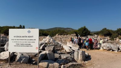 Erdek’in Düzler bölgesindeki tarihi kent, Hadrian Tapınağı başta olmak üzere