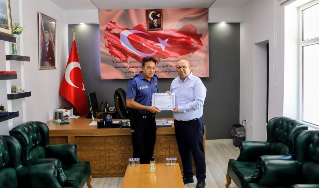 Kaymakam Gülen, Şahin’e yeni görev yerinde başarılar diledi Kaymakam Gülen Emniyet Müdürü Şahin’e yeni görevinde başarılar diledi.Susurluk’ta İlçe
