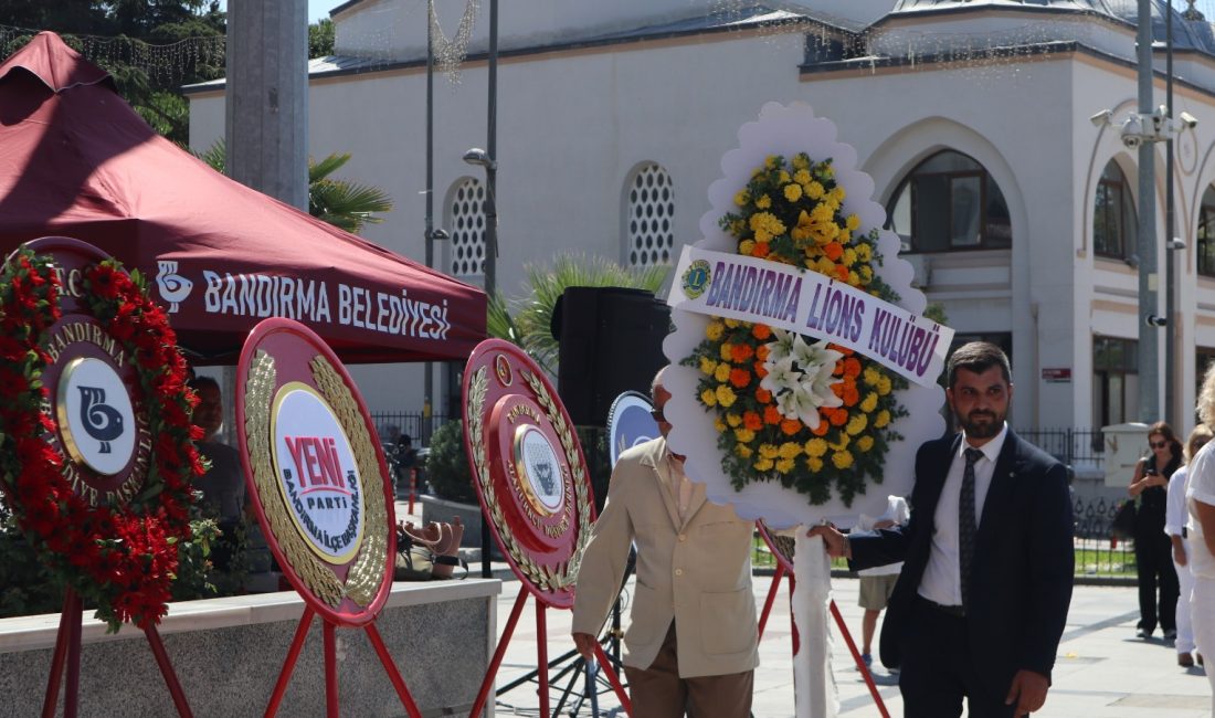 Zafer Bayramı’nın 104. yılı dolayısıyla Cumhuriyet Meydanı’nda gerçekleştirilen alternatif törende