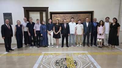 Bandırma Kaymakamı Recep Öztürk, YKS’de dereceye giren öğrencileri makamında kabul
