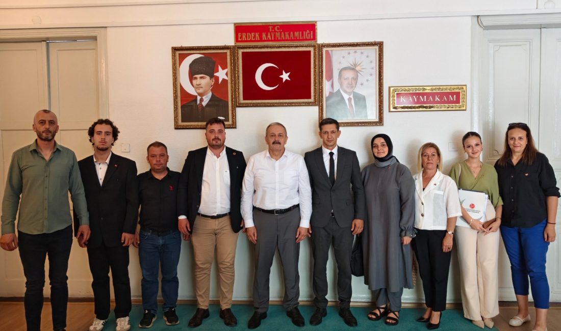 Görevine yeni başlayan MHP Erdek İlçe Başkanı Özhan Erden ve