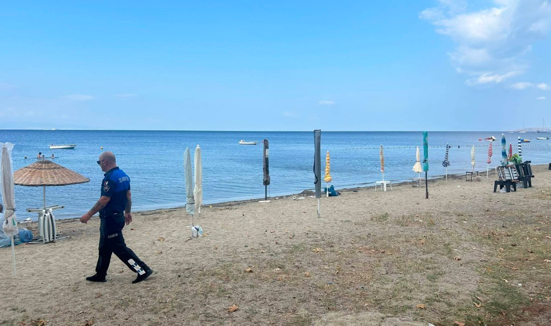Erdek’te kumsala zincir çekenlere ceza Erdek Belediyesi ekipleri, sahil şeridinde kişisel kullanım amacıyla sabitlenen eşyalarla