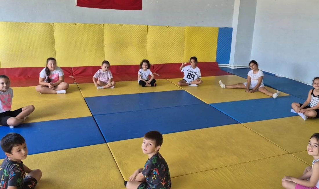 Bandırma’da çocukların yaz tatili sporla renklendi Bandırma’da Yaz Spor Okulları bünyesinde sürdürülen eğitimlerde çocuklar, temel hareket