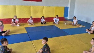 Bandırma’da Yaz Spor Okulları bünyesinde sürdürülen eğitimlerde çocuklar, temel hareket