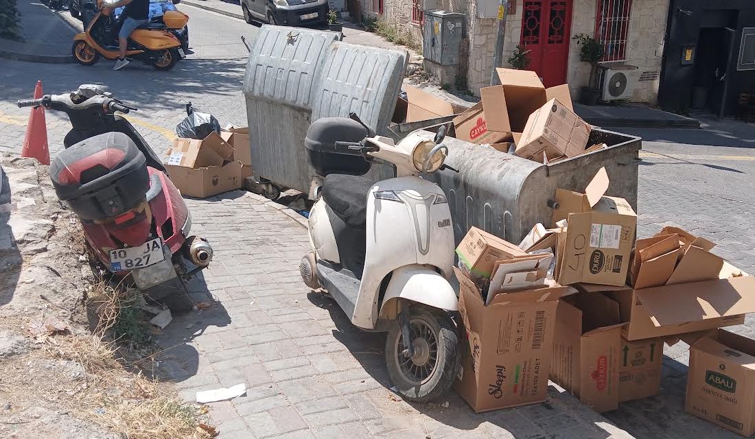 MOTOSİKLETLER ÇÖP MÜ OLDU? Bazı çöp konteynerlerdeki çöpler arasına ve kaldırım üstüne bırakılanmotosikletler merak