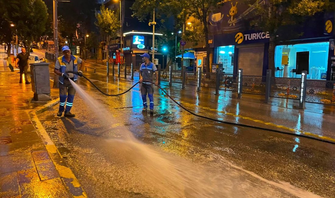Bandırma’da güne erken başlayan temizlik mesaisi Kent merkezinde saat 05.00’te çalışmaya başlayan Temizlik İşleri Müdürlüğü ekipleri