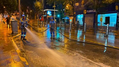 Kent merkezinde saat 05.00’te çalışmaya başlayan Temizlik İşleri Müdürlüğü ekipleri