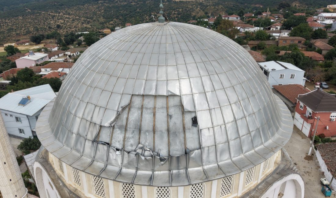 Şiddetli rüzgarın taşıdığı kurşun kaplamanın kopmasıyla kubbesinde açıklık oluşan Dedeoba