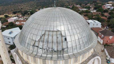 Şiddetli rüzgarın taşıdığı kurşun kaplamanın kopmasıyla kubbesinde açıklık oluşan Dedeoba