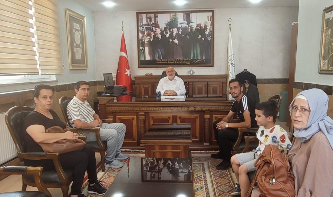 Bandırma Ticaret Odası Başkan Adayı Adem Yılmaz’ın Kaymakam Recep Öztürk’e gerçekleştirdiği ziyarette, yatırım, ihracat ve katma değerli üretim hedefleri masaya yatırıldı. Bandırma Ticaret Odası Başkan Adayı Adem Yılmaz, Bandırma Kaymakamı Recep Öztürk’ü makamında ziyaret etti. Nezaket çerçevesinde gerçekleşen buluşmada, kentin ekonomik geleceğine yönelik ortak akıl ve iş birliği anlayışı değerlendirildi. Ziyarette Bandırma’nın ticaret, sanayi, lojistik ile yüksek verimli tarım ve gıda alanlarında sahip olduğu avantajların daha güçlü bir ekonomik yapıya dönüştürülmesi gerektiği vurgulandı. Yılmaz, Bandırma’nın ikinci yüzyılında üretim ve rekabet gücünü artıran bir kalkınma modelinin hayata geçirilmesinin önem taşıdığını belirtti. “Bandırma’nın ikinci yüzyılı; üretimin, yatırımın, ihracatın ve rekabet gücünün yükseldiği bir dönem olmalı” diyen Yılmaz, kamu ve özel sektörün ortak akıl doğrultusunda hareket etmesiyle kentin potansiyelinin daha ileri seviyeye ulaşacağını söyled Bandırma’da DMD ile mücadele eden çocukların aileleriyle gerçekleştirilen görüşmede, hastalığa