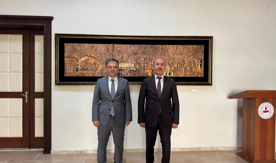 Halk Eğitim Korosu’nun sahne aldığı gecede birbirinden güzel eserler seslendirilirken, Belediye Başkanı Aydın Dinçer de sanat dolu programa katıldı. Marmara’da sanatseverleri buluşturan etkinlik, Avni Jale Özken Marmara Adalar Müzesi’nde gerçekleştirildi. Gecede Halk Eğitim Korosu, hazırladığı repertuvarı katılımcıların beğenisine sundu. Koronun seslendirdiği eserler eşliğinde keyifli anların yaşandığı programda, Marmara Adalar Belediye Başkanı Aydın Dinçer de yer aldı. Etkinlikte müzik ve sanatın insanları bir araya getiren gücü bir kez daha ortaya çıktı. Marmara Adalar Belediyesi, gecenin hazırlanmasında emeği bulunan tüm koro üyeleri ile Halk Eğitim Merkezi’ne teşekkür etti. Yeni görevine başlayan Bandırma Kaymakamı Recep Öztürk, İl Tarım ve