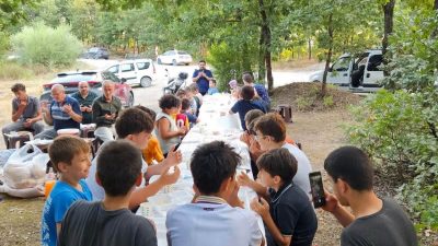 Sebepli Mahallesi’nde düzenlenen programda öğrenciler birlikte yemek yiyip çeşitli etkinliklere