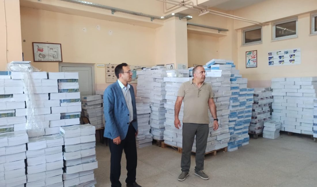 Müdür Aslan’dan ders kitapları dağıtım merkezine inceleme Bandırma İlçe Millî Eğitim Müdürü Mutlu Aslan, öğrencilerin yeni eğitim
