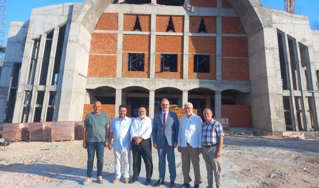 Üniversite yerleşkesinde yükselen cami projesinin ilerleyişini inceleyen heyet, dernek yönetiminden