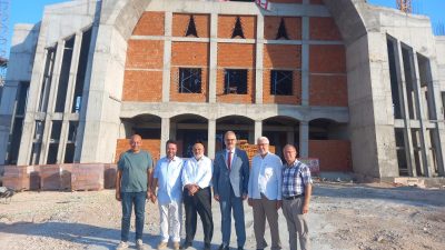 Üniversite yerleşkesinde yükselen cami projesinin ilerleyişini inceleyen heyet, dernek yönetiminden