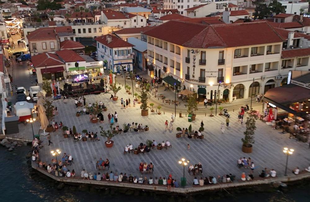 Ayvalık, tarihi Gümrük Meydanı’na kavuştu Yıllardır araçların otopark olarak kullandığı alan, kapsamlı bir düzenleme çalışmasının