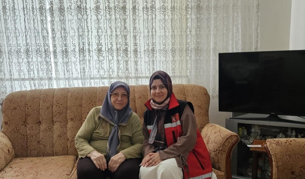 Şehit annesi Resmiye Kutlu’ya destek ziyareti Bandırma Sosyal Hizmet Merkezi Müdürlüğü tarafından gerçekleştirilen ziyarette, şehit annesi