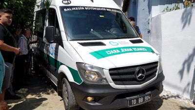 Balıkesir’de meydana gelen kazada ağır yaralanan 27 yaşındaki kadın, tedavi