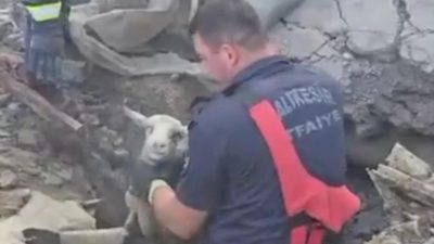 Sındırgı ilçesinde göçük nedeniyle toprak ve moloz yığınlarının altında kalan