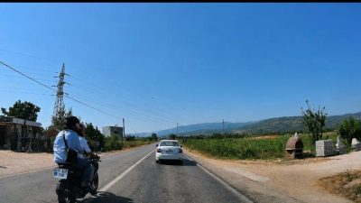 Bandırma-Erdek karayolunda motosiklet sürücüsünün yaptığı hatalı sollama, karşı yönden gelen