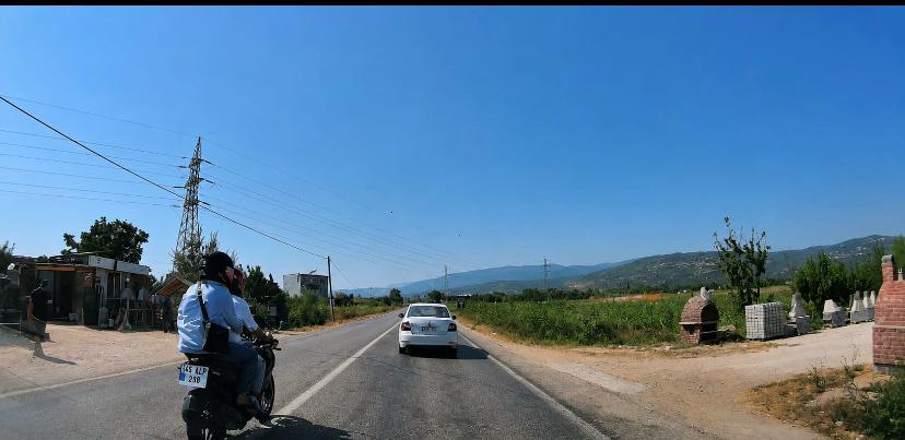 Bandırma-Erdek karayolunda motosiklet sürücüsünün yaptığı hatalı sollama, karşı yönden gelen