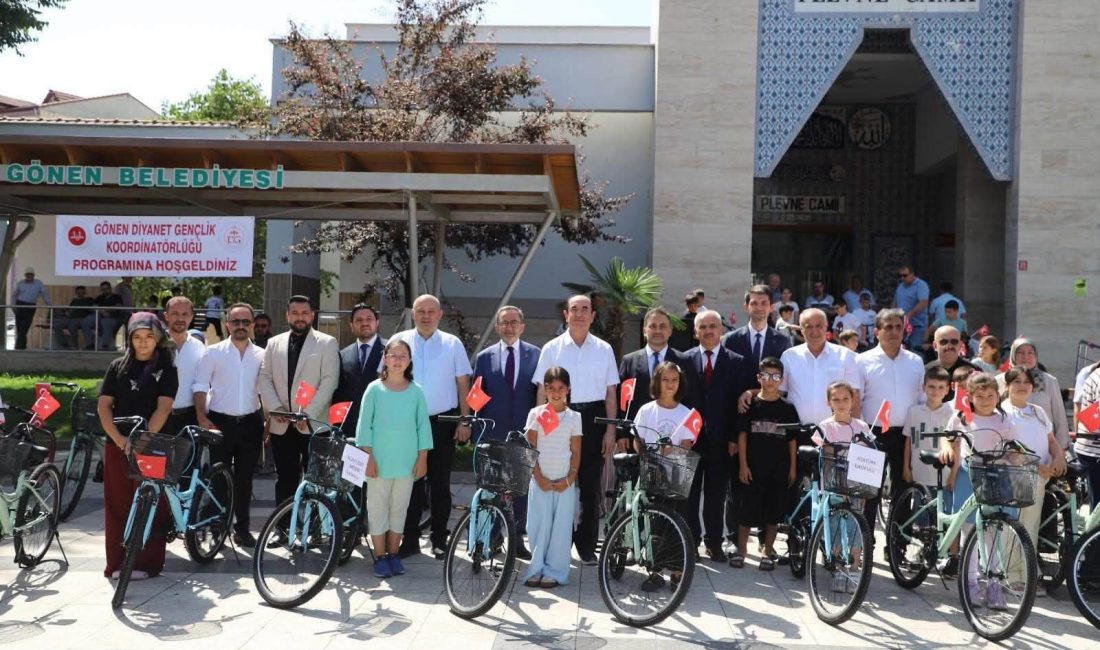 Gönen’de Kur’an Kursunu Bitiren Çocuklara Bisiklet Hediyesi Gönen Diyanet Gençlik Koordinatörlüğü tarafından düzenlenen proje kapsamında 70 çocuk