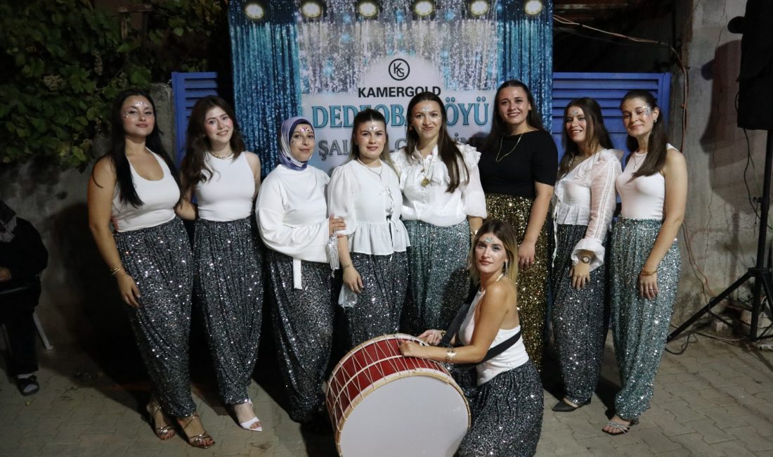 Dedeoba Köyü’nde şalvarlar geceyi süsledi Davul ve meşalelerle başlayan Şalvar Gecesi’nde, yöresel kıyafetlerini giyen kadınlar
