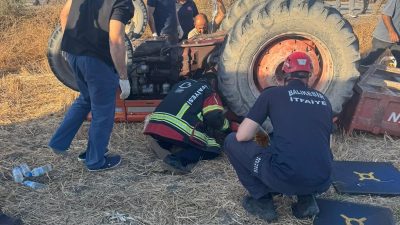 Altıeylül ilçesinde otomobil ile kaza yaparak, devrilen traktörün altında kalan