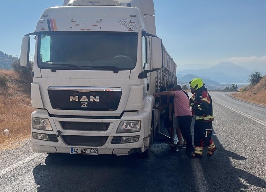 Sındırgı’da seyir halindeki araçta yangın çıktı Sındırgı ilçesinde seyir halindeki bir araçta yangın çıktı. İlk müdahaleyi