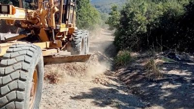 Erdek’te yaklaşan zeytin hasadı öncesinde tahribata uğrayan bahçe yollarında bakım