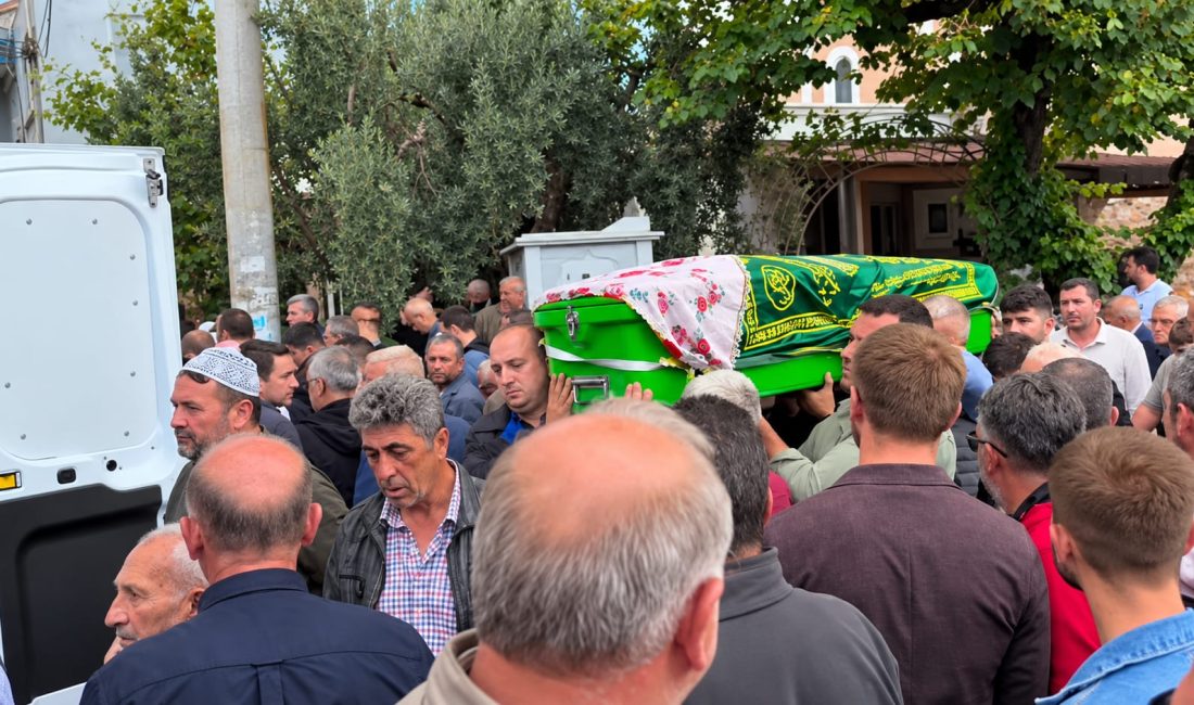 Anne, kızı ve doğmamış bebeği son yolculuğuna uğurlandı Bandırma’da meydana gelen trafik kazasında hayatını kaybeden Merve Turan, 3