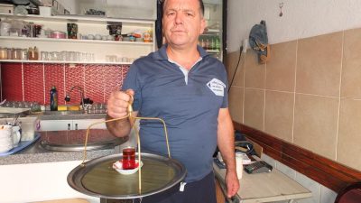 Burhaniye ilçesinde çay ocağı işleten Özgür Yıldırım, günde 15 kilometrenin