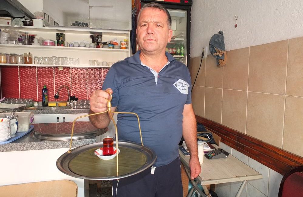 Günde 15 kilometre yürüyor ama işini çok seviyor Burhaniye ilçesinde çay ocağı işleten Özgür Yıldırım, günde 15 kilometrenin
